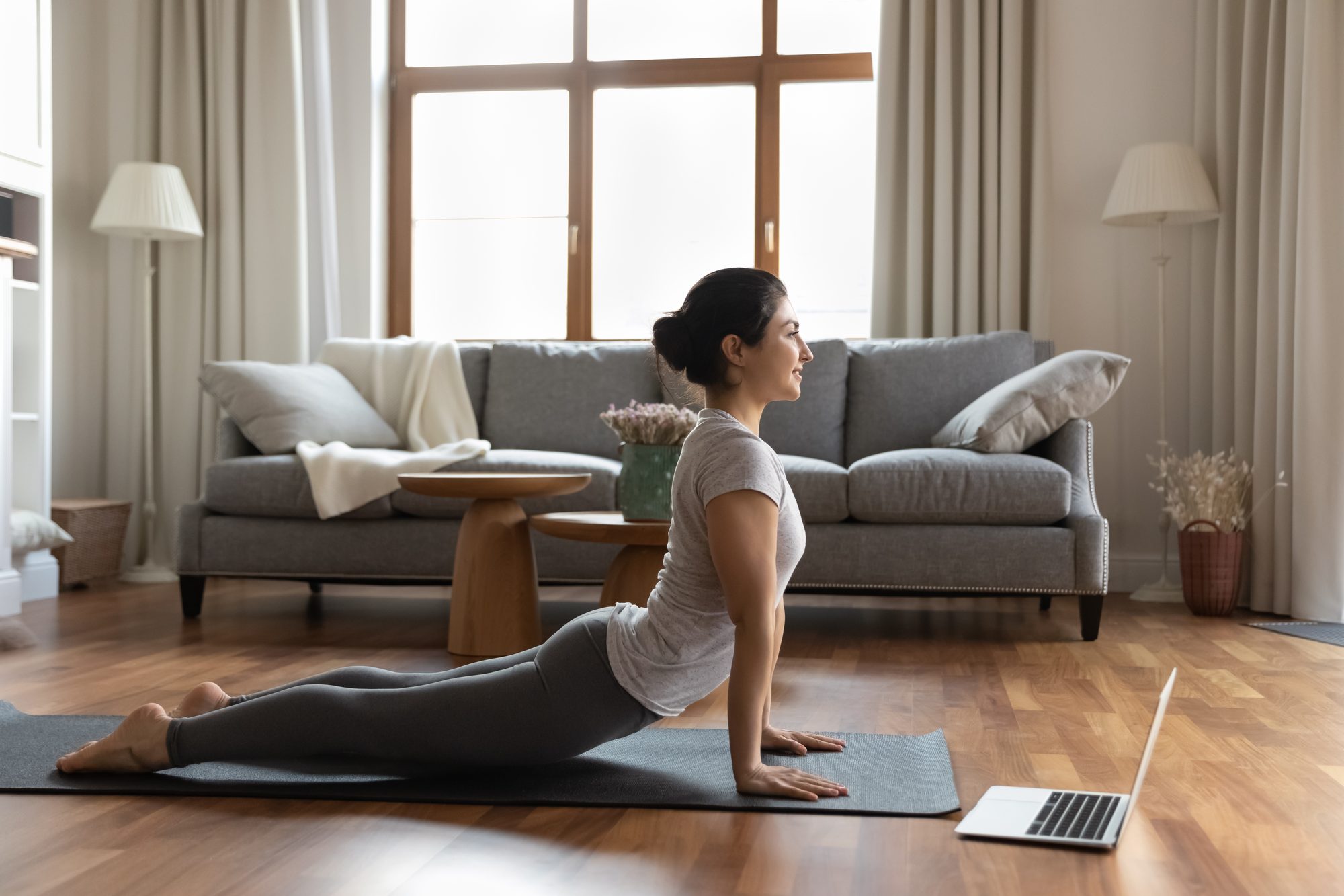 Adult na gumagawa ng light stretching sa bahay