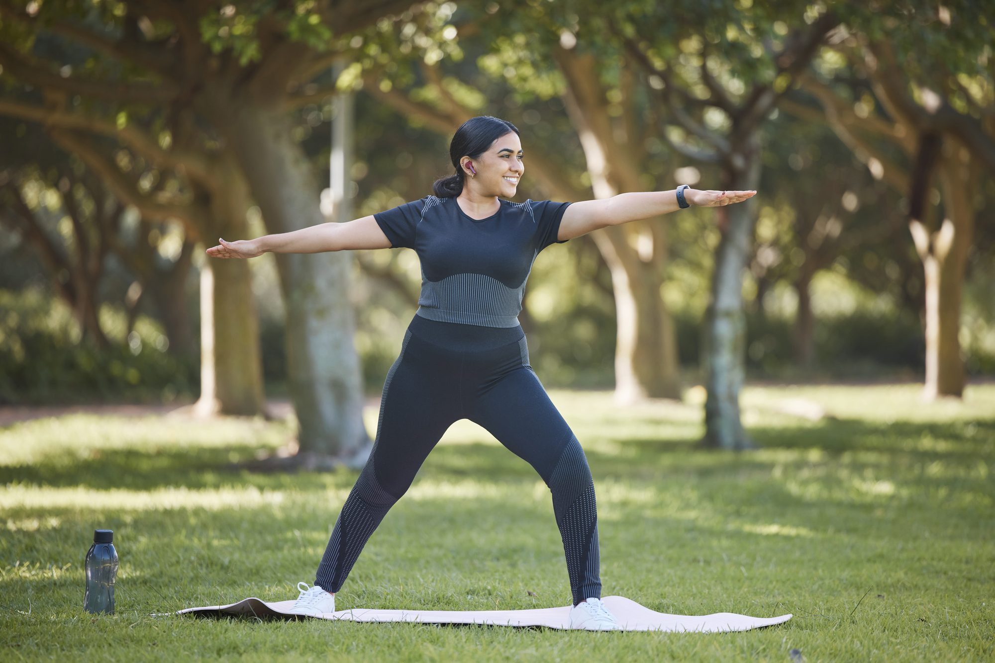 Adult na gumagamit ng resistance band sa outdoor setting